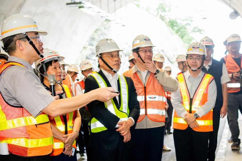 行政院長蘇貞昌赴屏東視察「台9線南迴公路拓寬改善計畫」工程進度。 圖:行政院提供 行政院長蘇貞昌赴屏東視察「台9線南迴公路拓寬改善計畫」工程進度。 圖:行政院提供