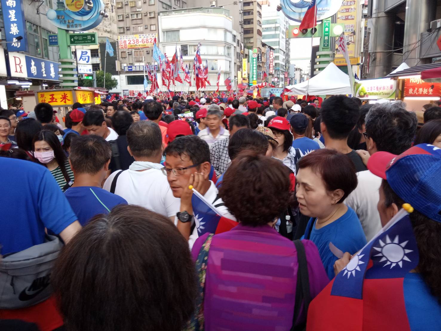 六合夜市滿滿的人潮只為爭睹韓國瑜。 圖:孫家銘/攝 六合夜市滿滿的人潮只為爭睹韓國瑜。 圖:孫家銘/攝