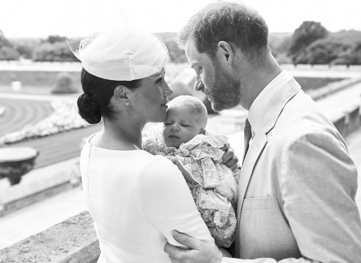 英國哈利王子的兒子正面照曝光。 圖/The Royal Family 推特 英國哈利王子的兒子正面照曝光。 圖/The Royal Family 推特