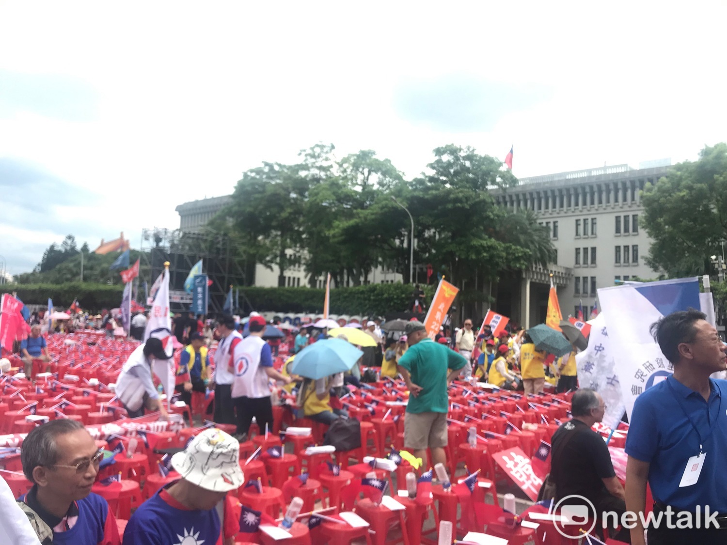 由於今日天氣炎熱,目前現場民眾還正在陸續進場。 圖:周煊惠 /攝 由於今日天氣炎熱,目前現場民眾還正在陸續進場。 圖:周煊惠 /攝
