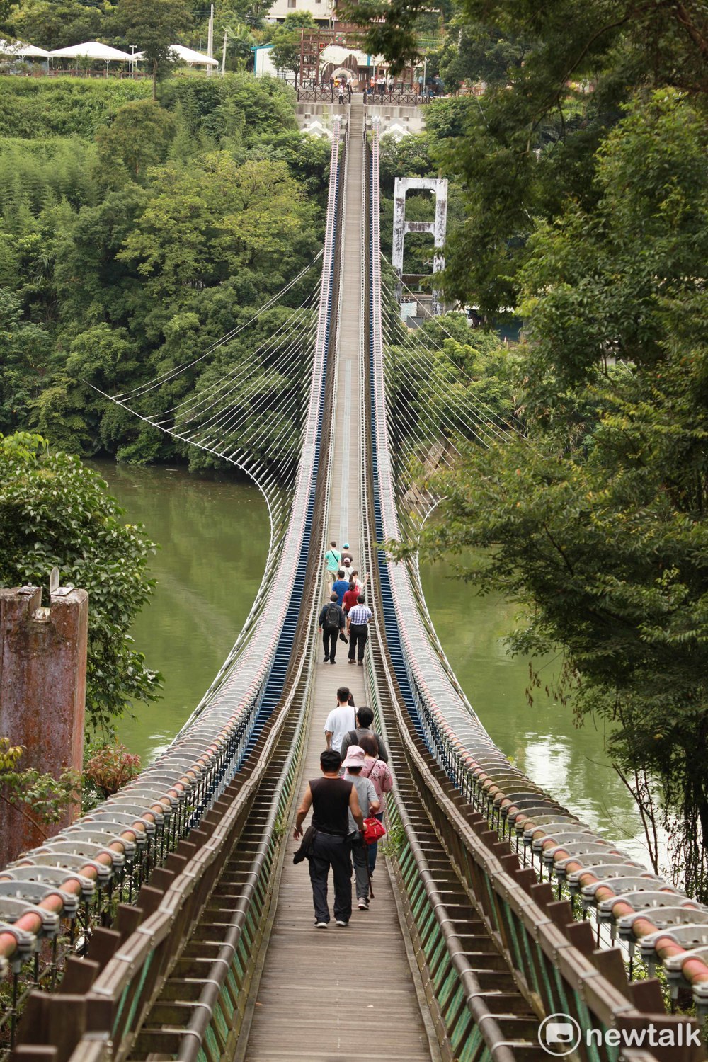 去年啟用的新溪口吊橋是全台最長的懸索橋,今年6月開放旅客雙向通行,橋上最多承載100人。 圖、林昀真/攝 去年啟用的新溪口吊橋是全台最長的懸索橋,今年6月開放旅客雙向通行,橋上最多承載100人。 圖、林昀真/攝