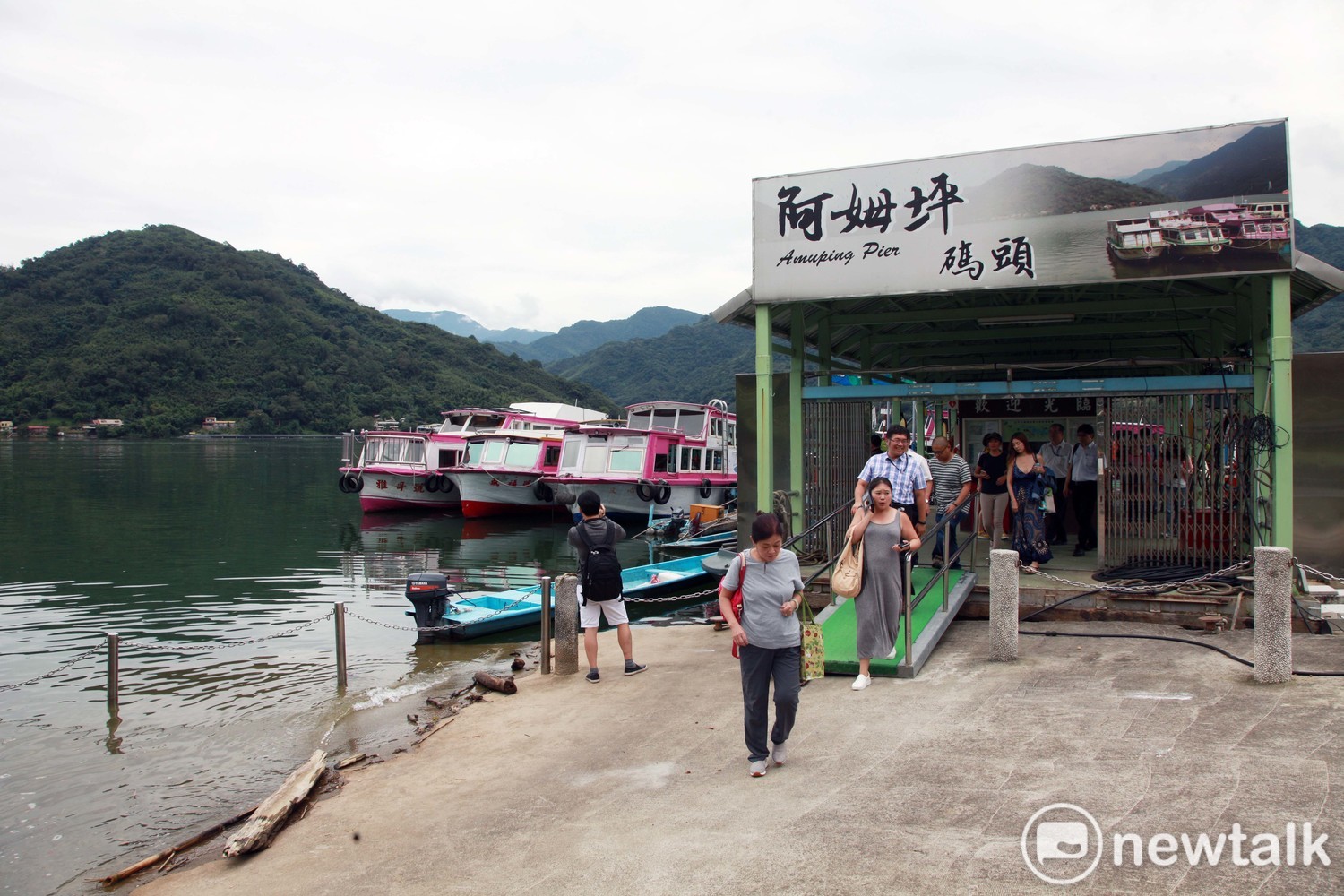 購買台灣好行藍色公路行程套票的旅客可以到阿姆坪碼頭搭遊艇,走水路直達新溪口吊橋,一覽石門水庫悠靜的湖光山色。 圖、林昀真/攝 購買台灣好行藍色公路行程套票的旅客可以到阿姆坪碼頭搭遊艇,走水路直達新溪口吊橋,一覽石門水庫悠靜的湖光山色。 圖、林昀真/攝