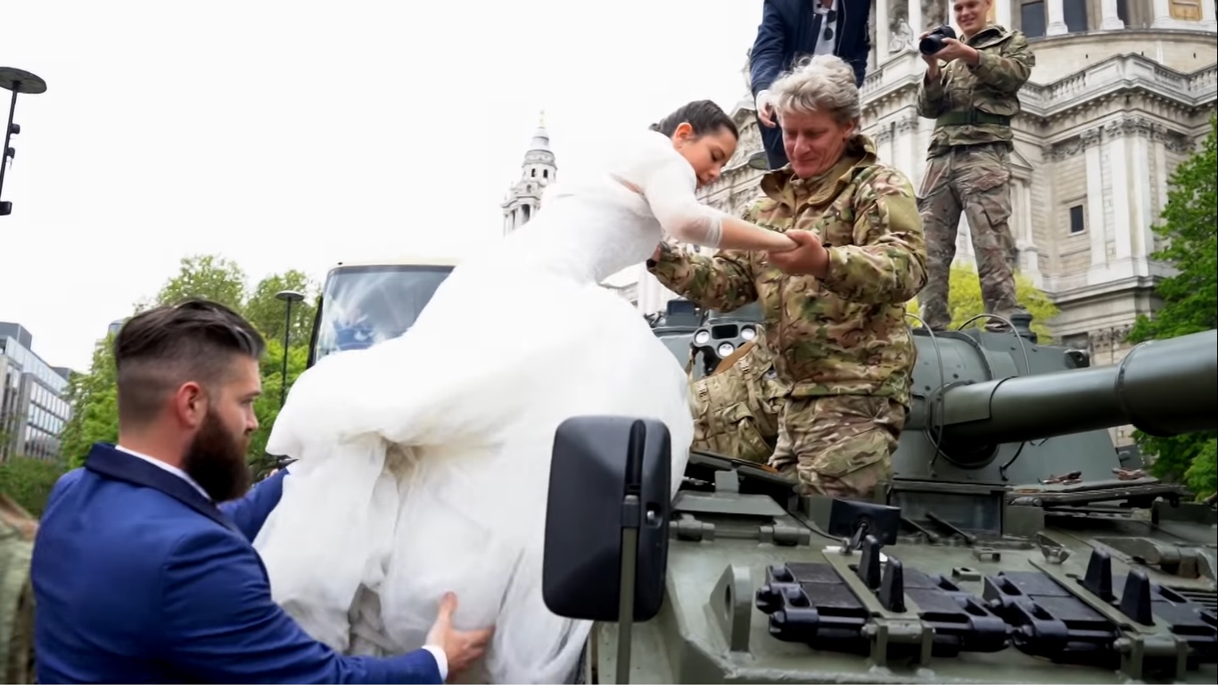 一對準備結婚的新婚夫婦,新娘穿婚紗上車有點困難,但上車之後沿路欣賞著其他路人「驚訝的表情」,想必心裡真的會覺得「永生難忘」。 圖/翻攝自影片 一對準備結婚的新婚夫婦,新娘穿婚紗上車有點困難,但上車之後沿路欣賞著其他路人「驚訝的表情」,想必心裡真的會覺得「永生難忘」。 圖/翻攝自影片