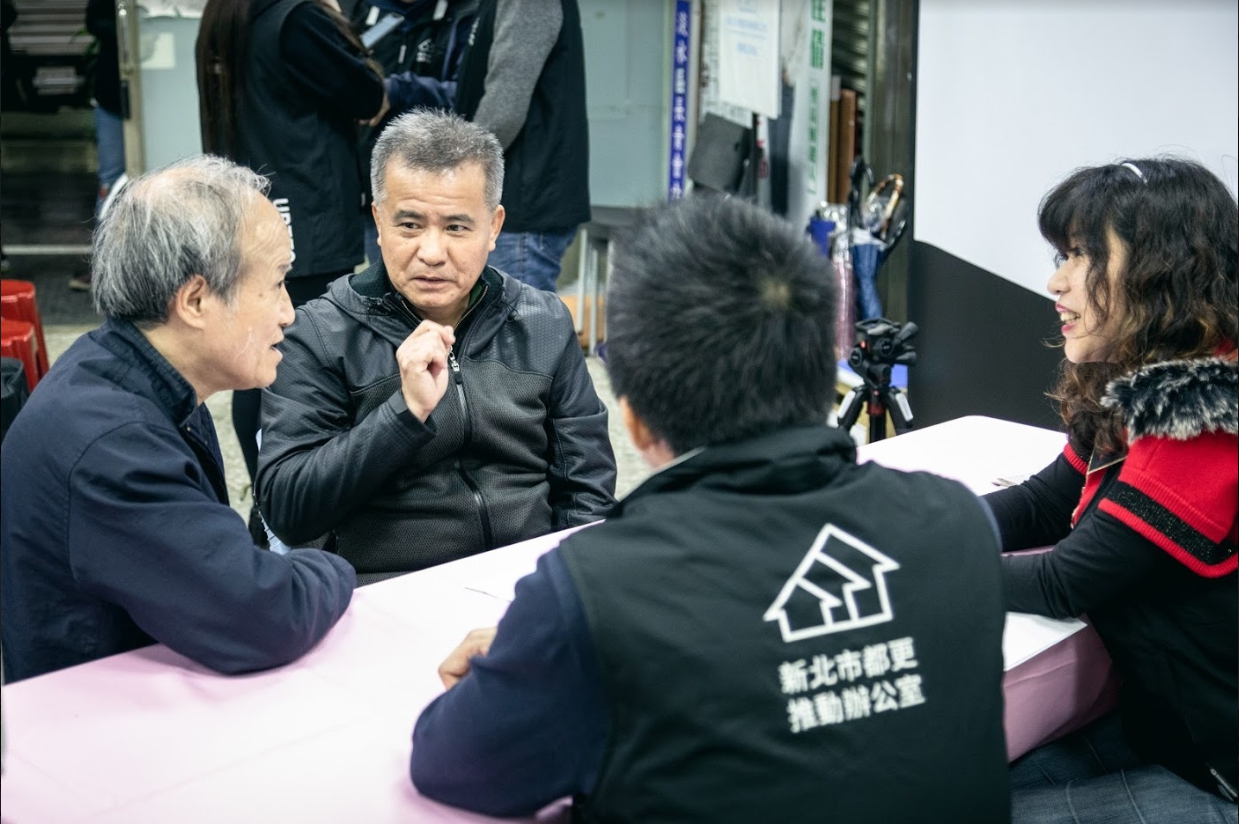 新北市都更推動辦公室設置前進工作站,提供諮詢服務、協助溝通整合。 圖/新北市政府提供 新北市都更推動辦公室設置前進工作站,提供諮詢服務、協助溝通整合。 圖/新北市政府提供