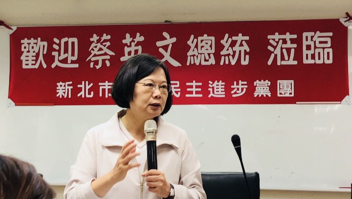 蔡英文總統今午與新北市議員便當會,親口向議員下動員令,並成立 line群組對抗假消息。 圖:新北市議員張志豪提供 蔡英文總統今午與新北市議員便當會,親口向議員下動員令,並成立 line群組對抗假消息。 圖:新北市議員張志豪提供