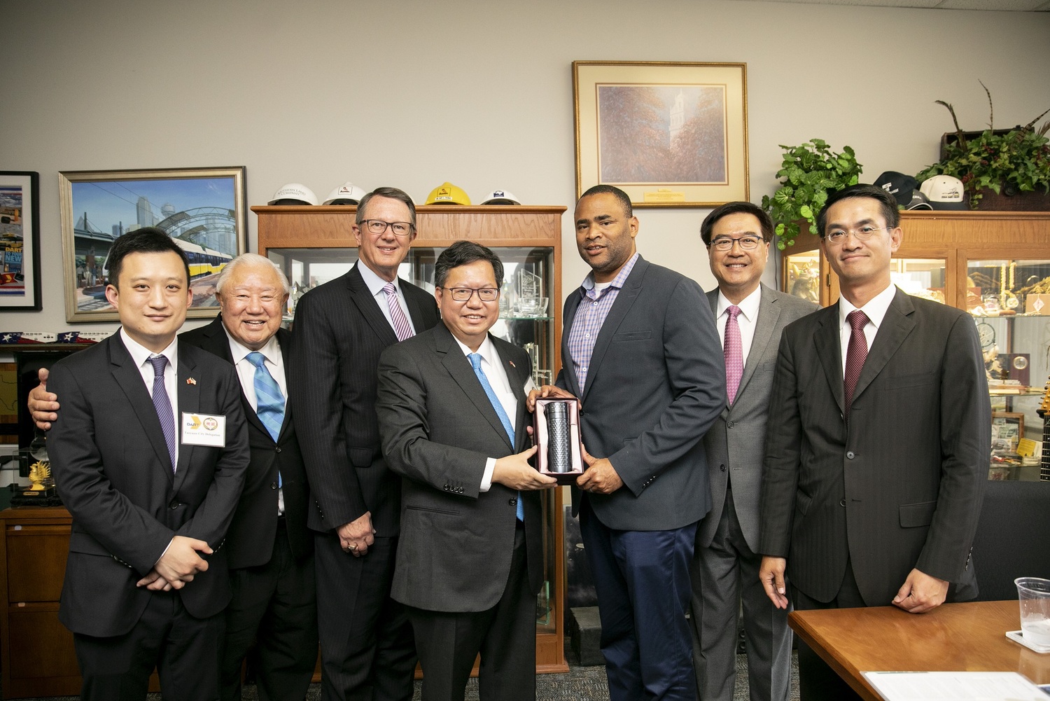 鄭文燦參訪DART,贈禮給眾議院議員Marc Veasey。 圖:桃園市政府/提供 鄭文燦參訪DART,贈禮給眾議院議員Marc Veasey。 圖:桃園市政府/提供
