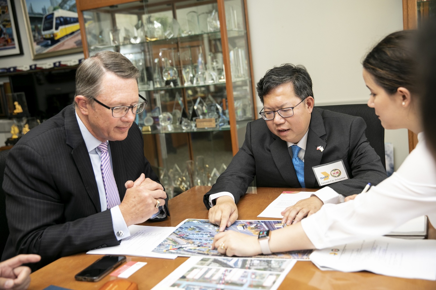 鄭文燦與DART執行長Gary C. Thomas就相關議題進行深入討論。 圖:桃園市政府/提供 鄭文燦與DART執行長Gary C. Thomas就相關議題進行深入討論。 圖:桃園市政府/提供