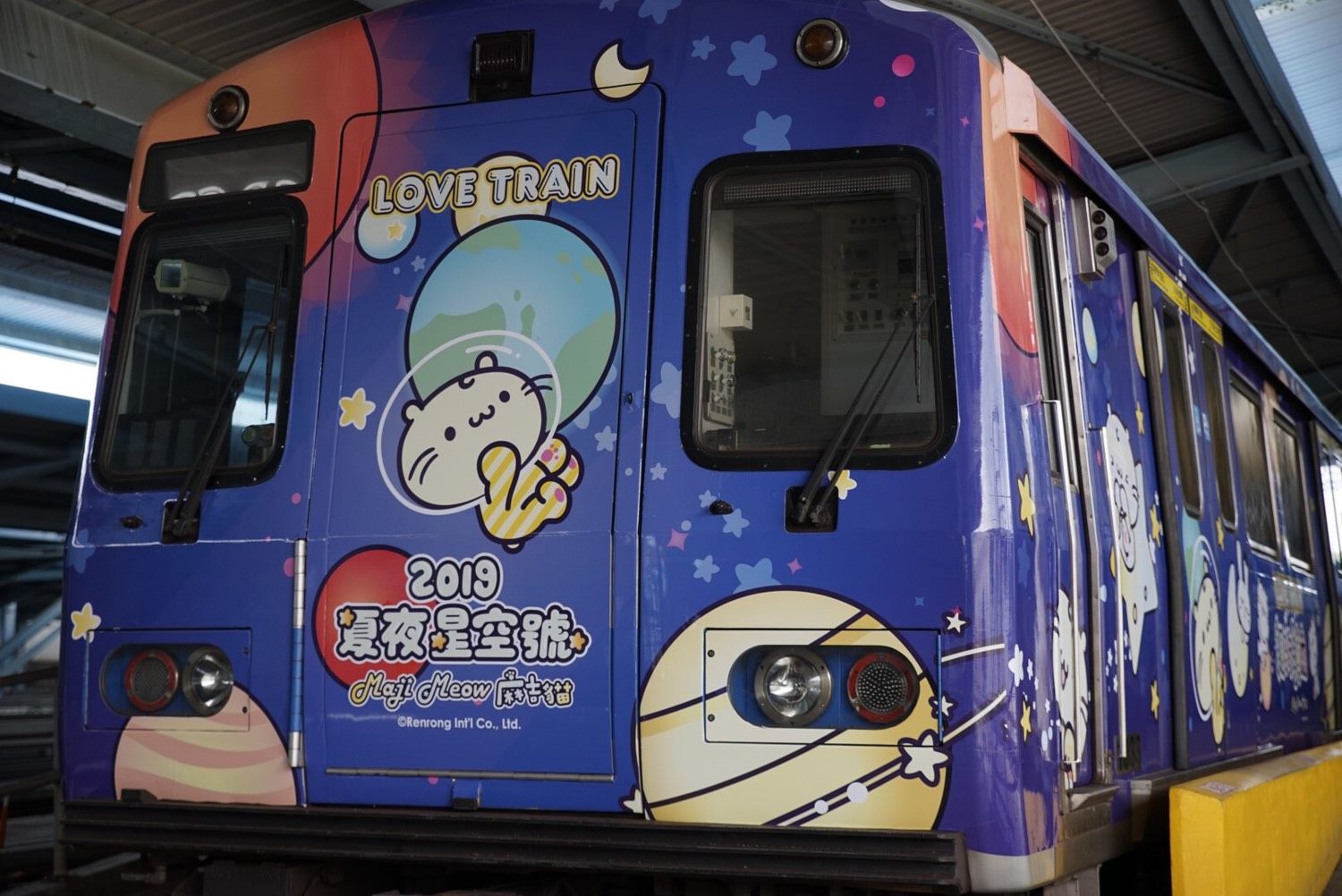 麻吉貓彩繪列車車體外繽紛以藍色為主視覺,繽紛活潑的圖案讓人目不轉睛。 圖:台北大眾捷運股份有限公司/提供 麻吉貓彩繪列車車體外繽紛以藍色為主視覺,繽紛活潑的圖案讓人目不轉睛。 圖:台北大眾捷運股份有限公司/提供