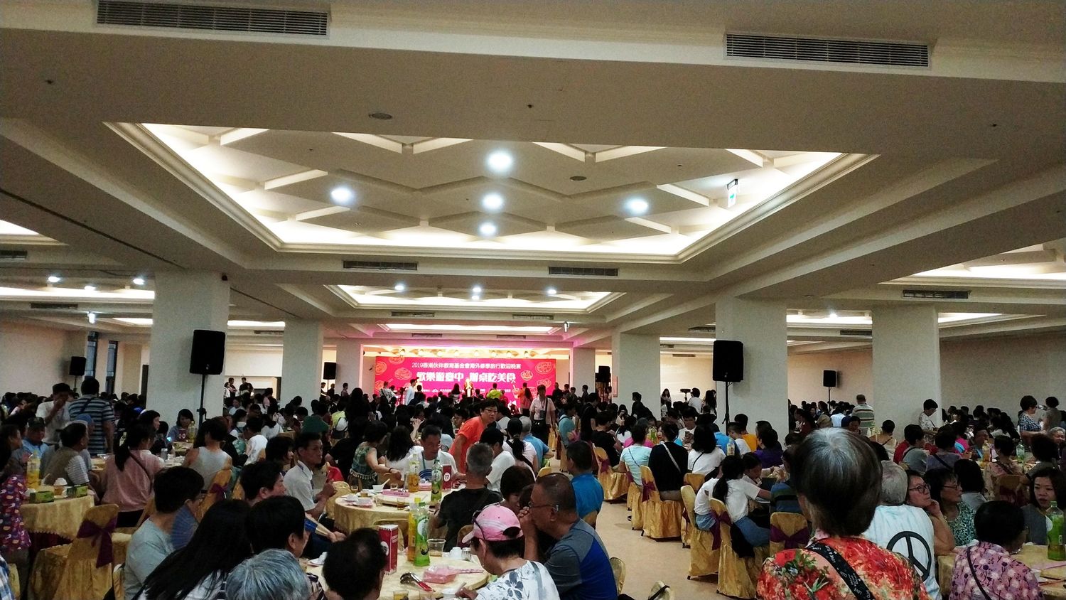 香港學生品嘗海線美食。 圖:台中市觀旅局/提供 香港學生品嘗海線美食。 圖:台中市觀旅局/提供
