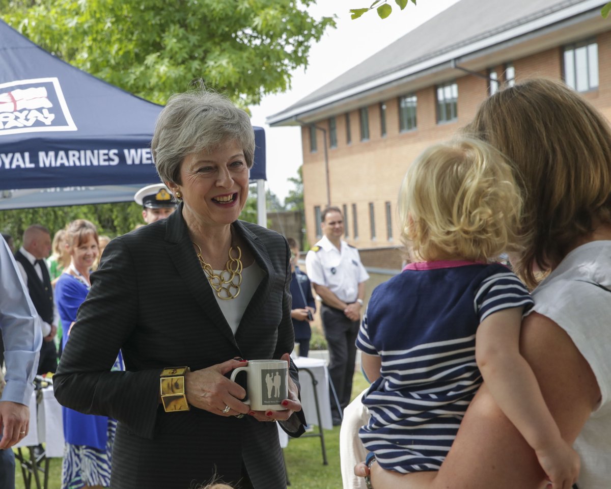 英國首相梅伊(左)即將卸任,仍然行程滿檔。 圖:翻攝自英國首相推特 英國首相梅伊(左)即將卸任,仍然行程滿檔。 圖:翻攝自英國首相推特