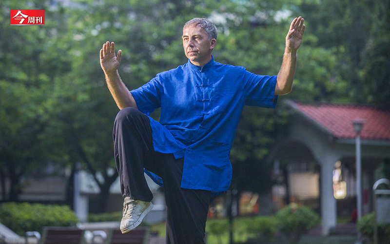 馬培德因為喜歡李小龍,12歲開始接觸中國拳,愛上中華文化,某次在新加坡比賽時,看見中醫針灸後大感興趣,更立下了學習中醫的志向。 圖:今周刊/提供 馬培德因為喜歡李小龍,12歲開始接觸中國拳,愛上中華文化,某次在新加坡比賽時,看見中醫針灸後大感興趣,更立下了學習中醫的志向。 圖:今周刊/提供