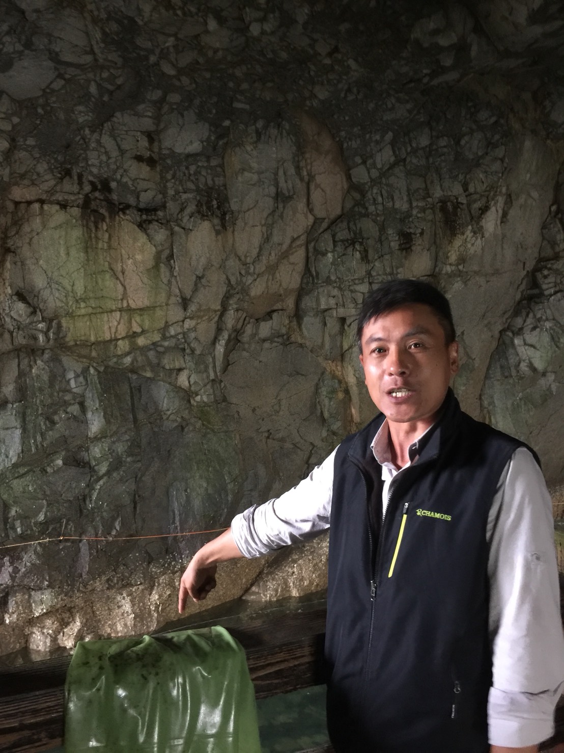 東引鄉長林德建受訪時表示,歷經7個月的養殖復育,小龍蝦與海參存活率與成長情況良好。 圖/劉冠瑾攝 東引鄉長林德建受訪時表示,歷經7個月的養殖復育,小龍蝦與海參存活率與成長情況良好。 圖/劉冠瑾攝
