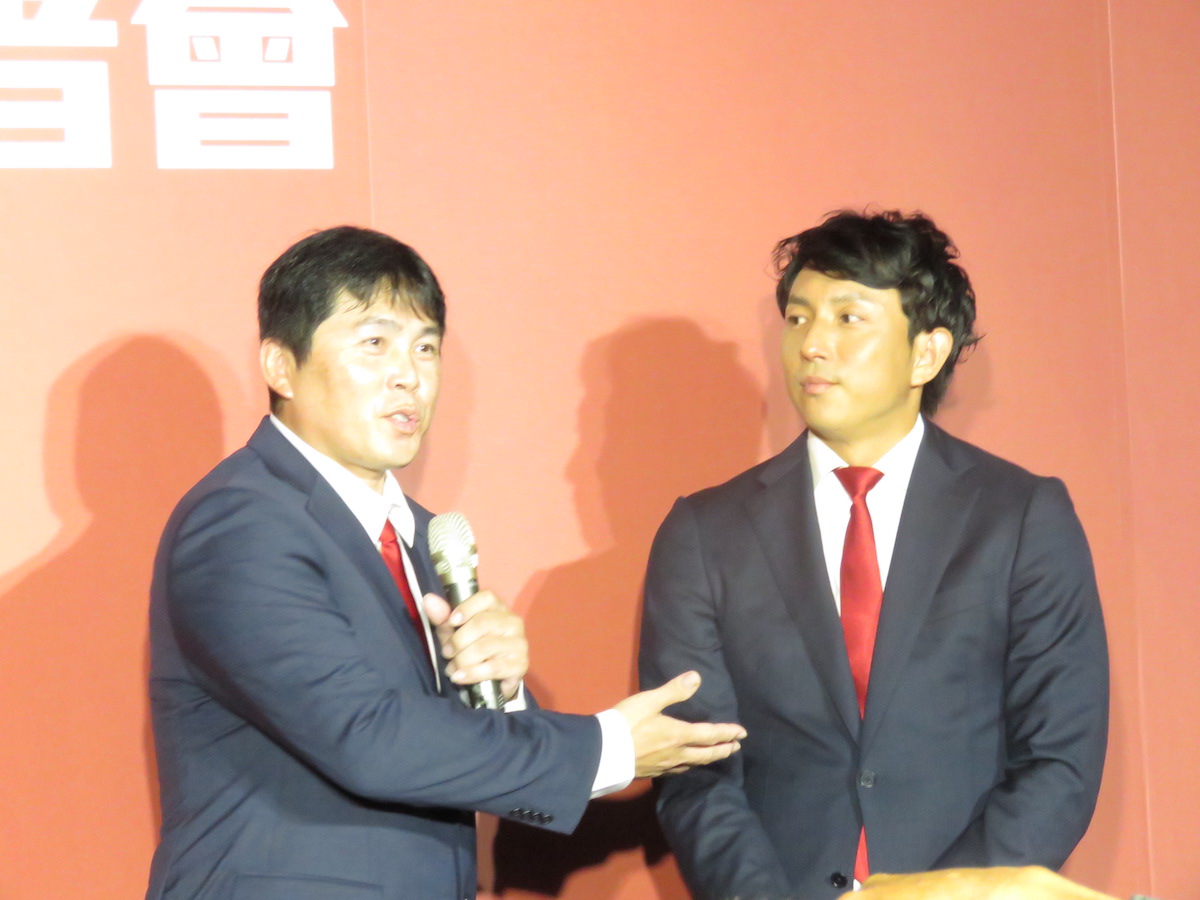 球星川崎宗哲(右)客座味全龍教練。 圖/劉祐廷攝 球星川崎宗哲(右)客座味全龍教練。 圖/劉祐廷攝