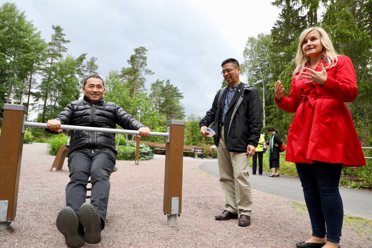 Lappset共融式遊具公司專案負責人Ms. Janita Rousu(右一),向侯友宜介紹Nayttelijantie高齡公園遊具的設計理念。 圖:新北市政府提供 Lappset共融式遊具公司專案負責人Ms. Janita Rousu(右一),向侯友宜介紹Nayttelijantie高齡公園遊具的設計理念。 圖:新北市政府提供