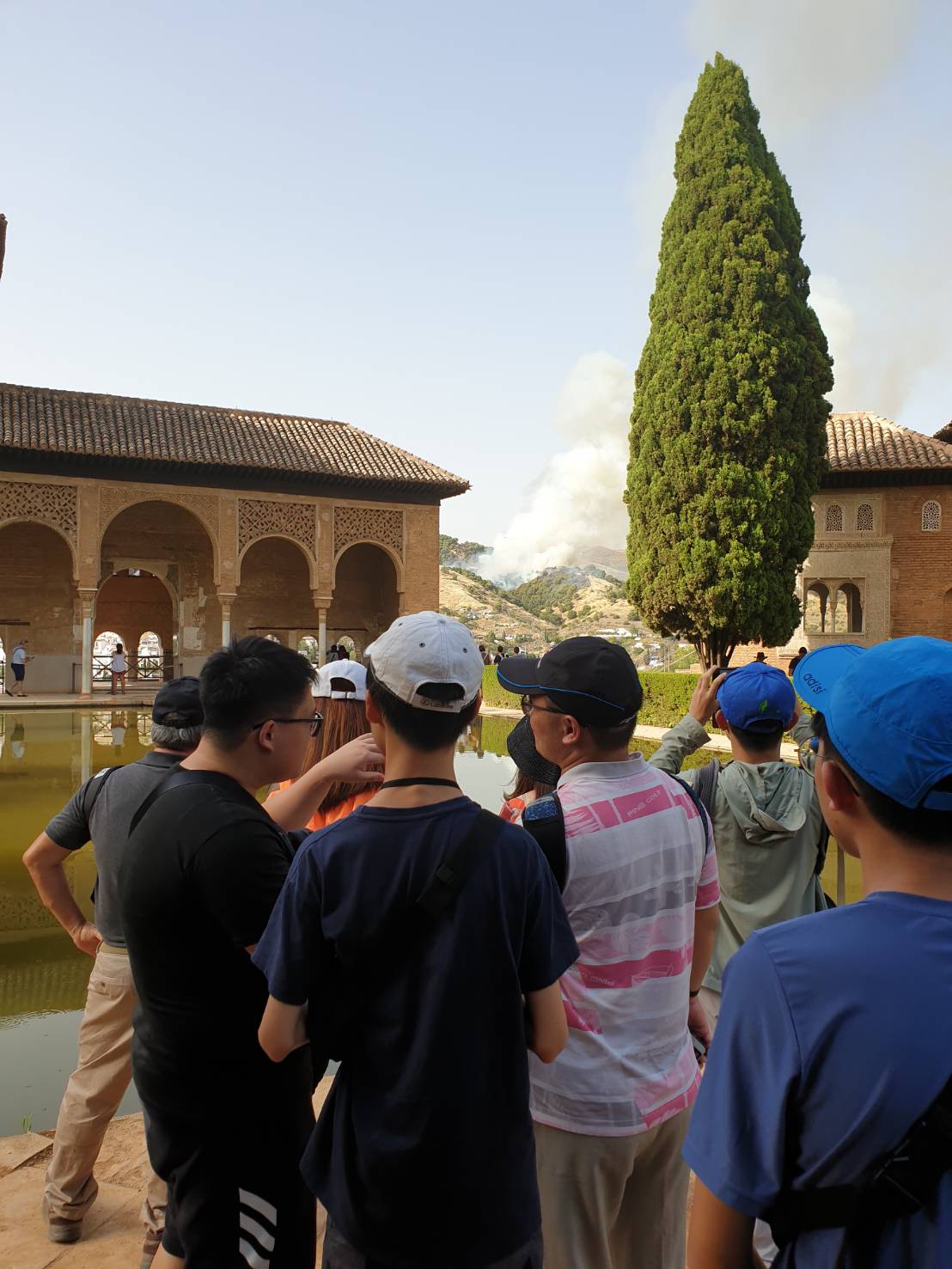 台灣旅行團正好在西班牙阿爾汗布拉宮遊覽,目擊山林火災,議論紛紛。 台灣旅行團正好在西班牙阿爾汗布拉宮遊覽,目擊山林火災,議論紛紛。
