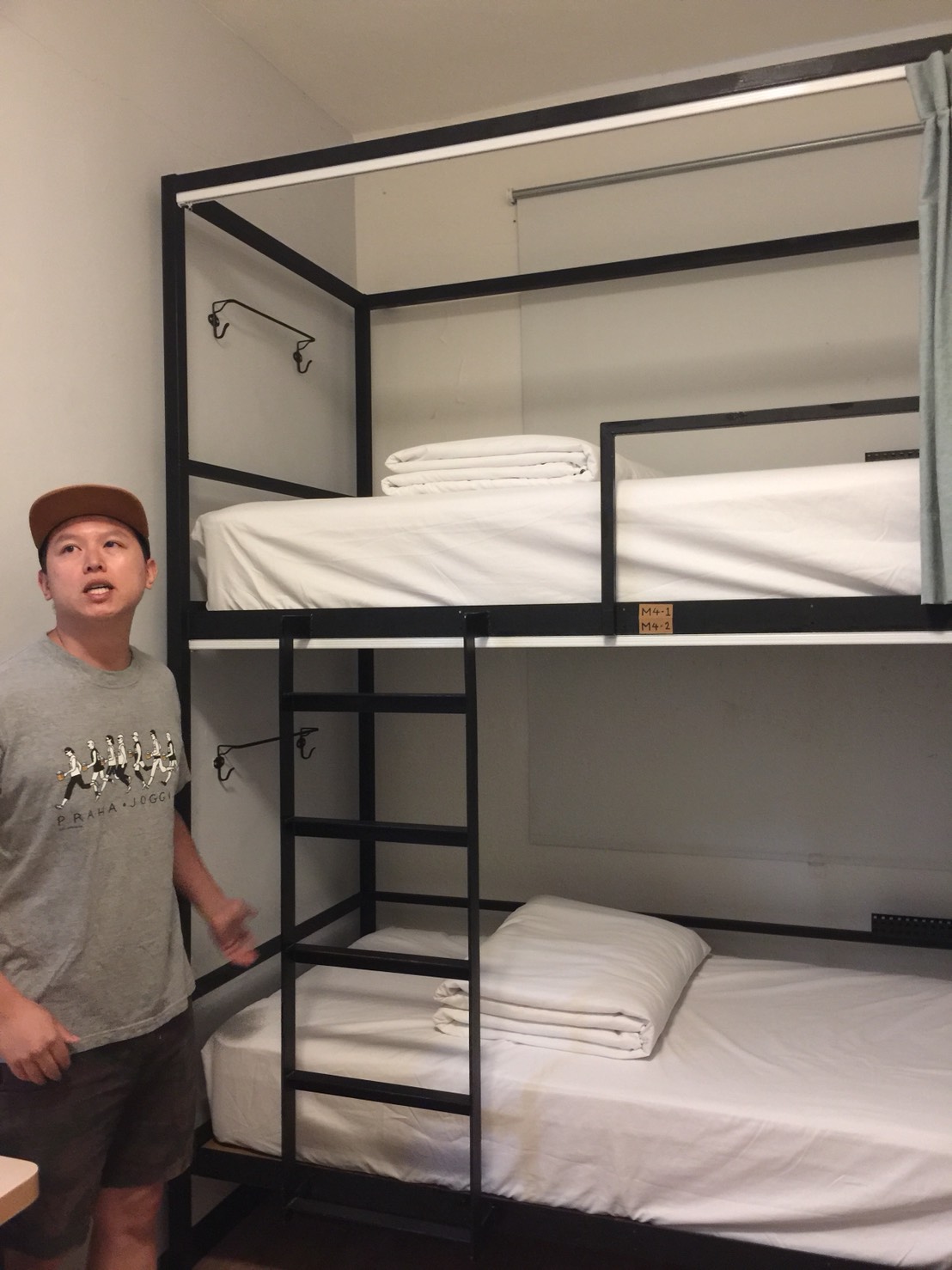 劉增亞說,為了讓以前當兵的遊客重溫當年服役的記憶,除了每一床配置鐵製臉盆、鋼杯、綠色毛巾外,床上的棉被刻意摺成有稜有角的豆腐乾。 圖/劉冠瑾攝 劉增亞說,為了讓以前當兵的遊客重溫當年服役的記憶,除了每一床配置鐵製臉盆、鋼杯、綠色毛巾外,床上的棉被刻意摺成有稜有角的豆腐乾。 圖/劉冠瑾攝