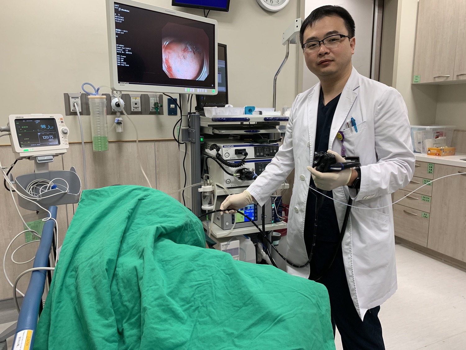 中醫大學新竹附醫消化科醫師范峻維以內視鏡黏膜下剝離術切除胃腺癌病灶,免去傷口、器官切除的痛苦。 圖/中醫大提供 中醫大學新竹附醫消化科醫師范峻維以內視鏡黏膜下剝離術切除胃腺癌病灶,免去傷口、器官切除的痛苦。 圖/中醫大提供