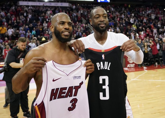 「閃電俠」Dwyane Wade和好友Chris Paul交換球衣。 圖/美聯社/達志影像 「閃電俠」Dwyane Wade和好友Chris Paul交換球衣。 圖/美聯社/達志影像