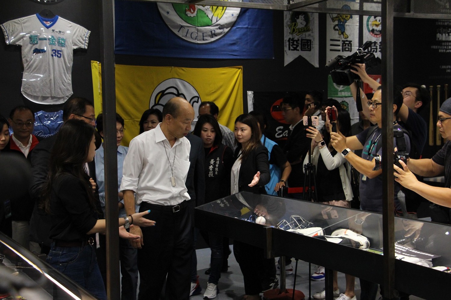 韓國瑜(左)參觀中華職棒30週年特展。 圖:高雄市政府/提供 韓國瑜(左)參觀中華職棒30週年特展。 圖:高雄市政府/提供