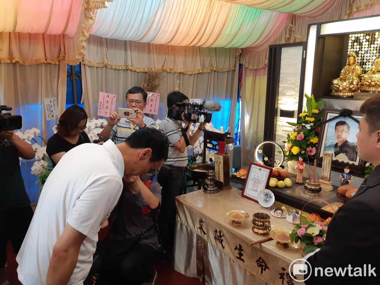 國民黨總統初選參選人朱立倫今天到李承翰靈前弔唁。 圖:蔡坤龍/攝 國民黨總統初選參選人朱立倫今天到李承翰靈前弔唁。 圖:蔡坤龍/攝