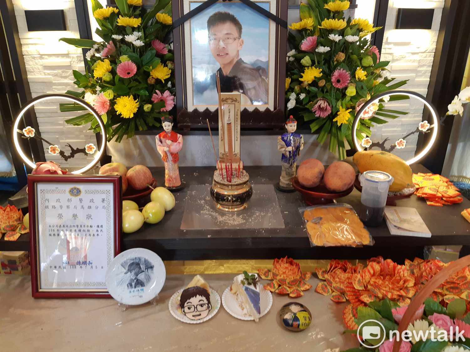 今天是李承翰冥誕,好友靈前送上蛋糕。 圖:蔡坤龍/攝 今天是李承翰冥誕,好友靈前送上蛋糕。 圖:蔡坤龍/攝