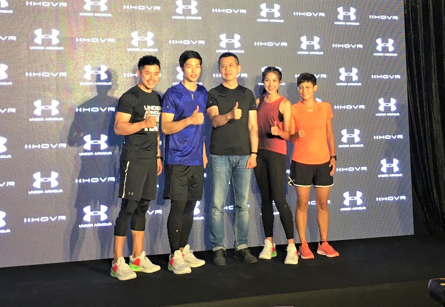 台灣羽球一哥周天成(左二)和藝人楊晴(右二)一同出席UA活動。 圖/主辦單位提供 台灣羽球一哥周天成(左二)和藝人楊晴(右二)一同出席UA活動。 圖/主辦單位提供
