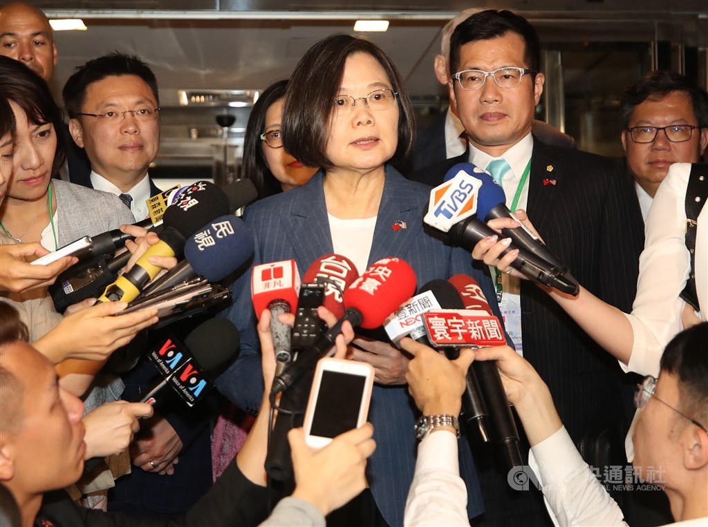 中國揚言制裁對台軍售的美國企業,總統蔡英文對此表示,過境美國看老朋友、談台灣民主、甚至希望對區域和平穩定做出貢獻,不需要鄰居說三道四。 圖/中央社 中國揚言制裁對台軍售的美國企業,總統蔡英文對此表示,過境美國看老朋友、談台灣民主、甚至希望對區域和平穩定做出貢獻,不需要鄰居說三道四。 圖/中央社