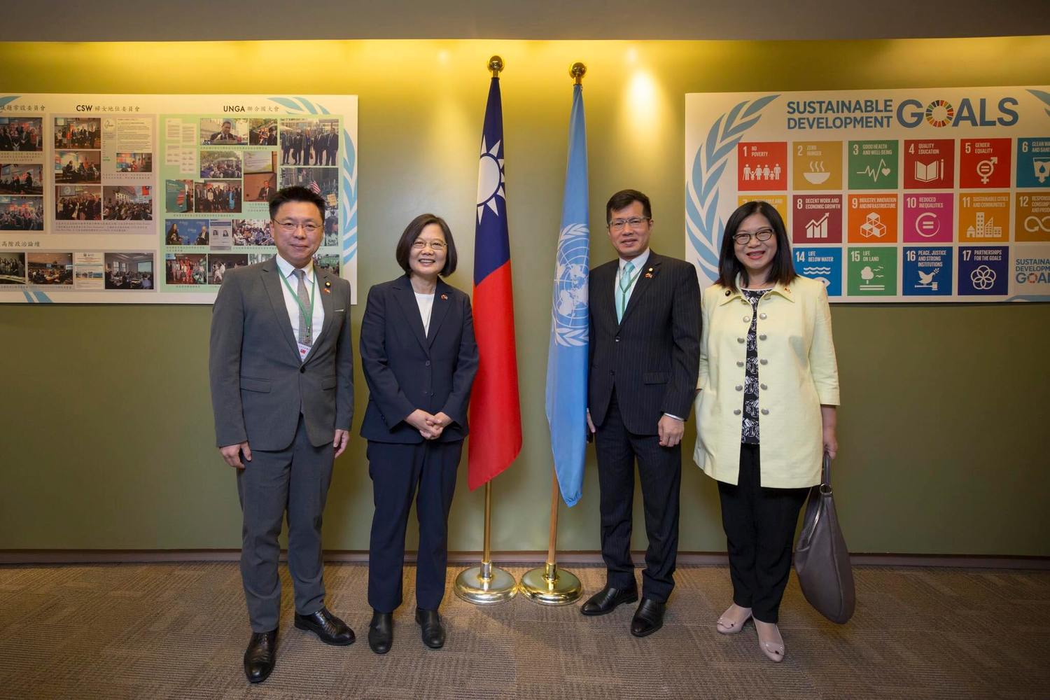 總統蔡英文出訪友邦過境美國,下午率領訪問團成員民進黨立法院黨團幹事長管碧玲、立委羅致政、趙天麟等人,與長期關注中國民主人權運動的哥倫比亞大學教授黎安友(Andrew Nathan)等學者在哥大舉行閉門對談。 圖/蔡英文 Tsai Ing-wen臉書粉專 總統蔡英文出訪友邦過境美國,下午率領訪問團成員民進黨立法院黨團幹事長管碧玲、立委羅致政、趙天麟等人,與長期關注中國民主人權運動的哥倫比亞大學教授黎安友(Andrew Nathan)等學者在哥大舉行閉門對談。 圖/蔡英文 Tsai Ing-wen臉書粉專