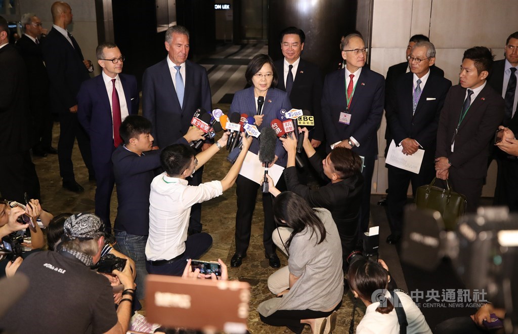 總統蔡英文(立者前排左3)11日啟程出訪加勒比海友邦,去程過境美國紐約,12日上午(當地時間)出席台美企業高峰會,會前接受媒體採訪。 圖/中央社 總統蔡英文(立者前排左3)11日啟程出訪加勒比海友邦,去程過境美國紐約,12日上午(當地時間)出席台美企業高峰會,會前接受媒體採訪。 圖/中央社