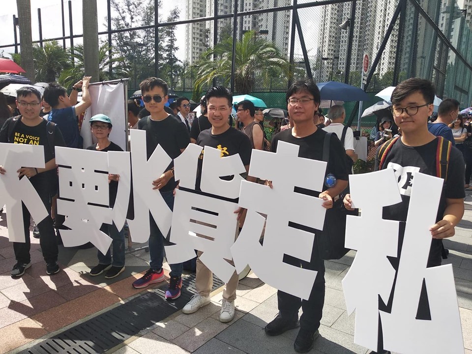上水廣場爆警民衝突 港警出動胡椒噴劑和警棍 圖:翻攝范國威 Gary Fan臉書 上水廣場爆警民衝突 港警出動胡椒噴劑和警棍 圖:翻攝范國威 Gary Fan臉書