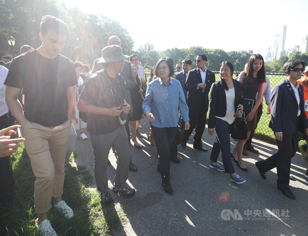 總統蔡英文(前左3)出訪去程過境美國紐約,13日上午(當地時間)在中央公園與台灣留學生相見歡,雙方邊走邊聊,輕鬆互動。 圖:中央社 總統蔡英文(前左3)出訪去程過境美國紐約,13日上午(當地時間)在中央公園與台灣留學生相見歡,雙方邊走邊聊,輕鬆互動。 圖:中央社