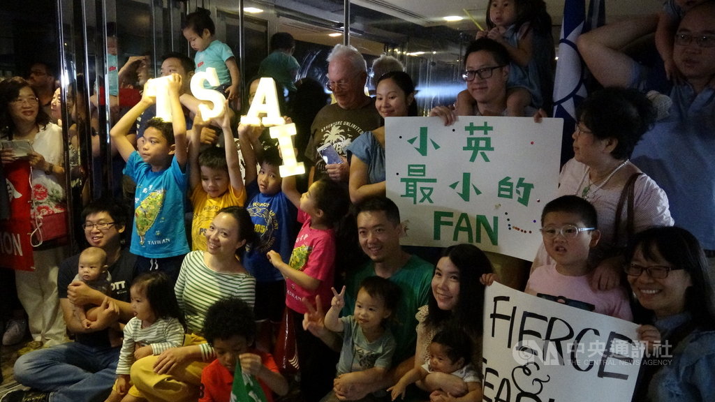 總統蔡英文美東時間13日結束紐約行程離境,上百台僑現場歡送。小朋友舉著T、S、A、I字母與「小英最小的FAN」海報跟總統阿姨說再見。 圖/中央社 總統蔡英文美東時間13日結束紐約行程離境,上百台僑現場歡送。小朋友舉著T、S、A、I字母與「小英最小的FAN」海報跟總統阿姨說再見。 圖/中央社
