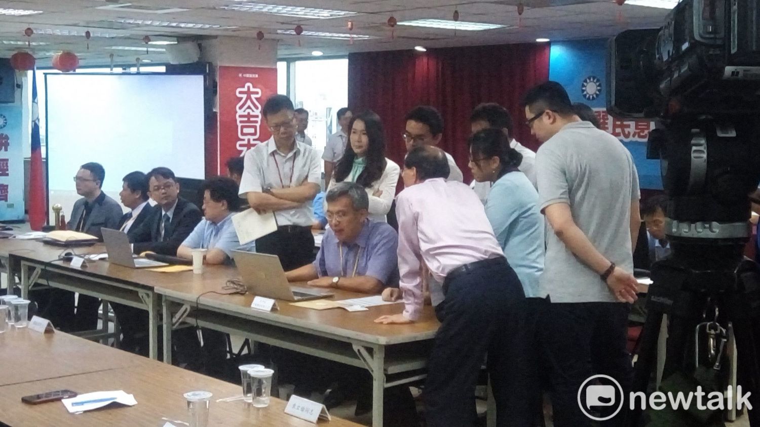 國民黨初選民調在各參選人代表監督下展開查驗作業。 圖:黃建豪/攝 國民黨初選民調在各參選人代表監督下展開查驗作業。 圖:黃建豪/攝