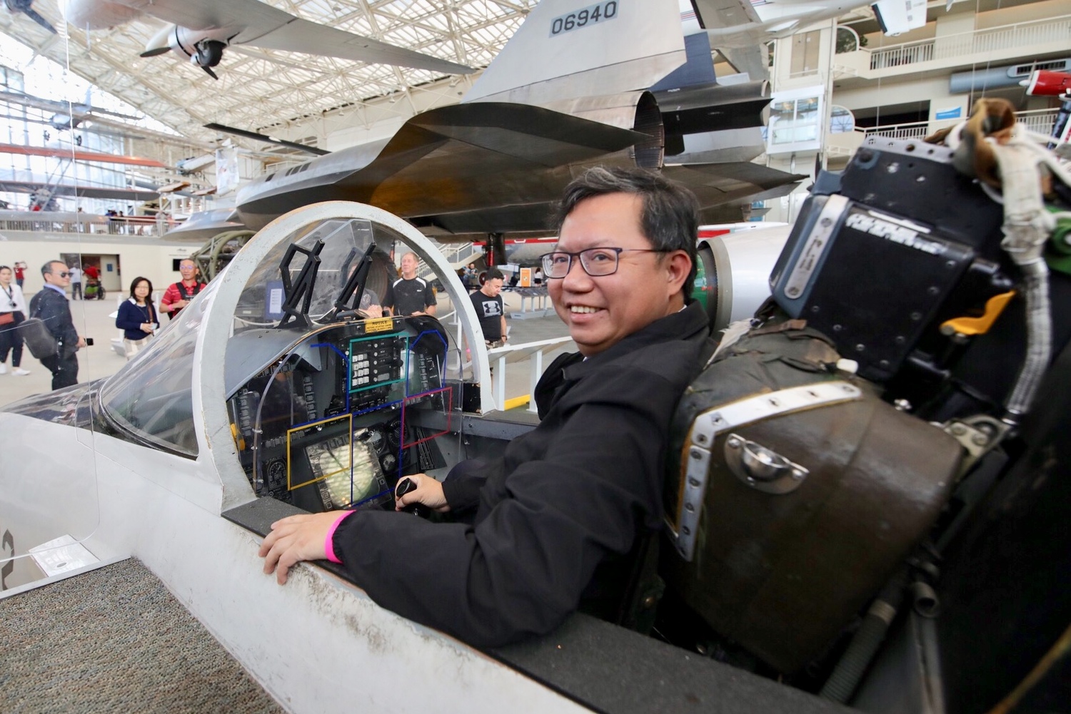 桃園市長鄭文燦參訪飛行博物館(Museum Of Flight),坐上駕駛座體驗駕機。 圖:桃園市政府/提供 桃園市長鄭文燦參訪飛行博物館(Museum Of Flight),坐上駕駛座體驗駕機。 圖:桃園市政府/提供