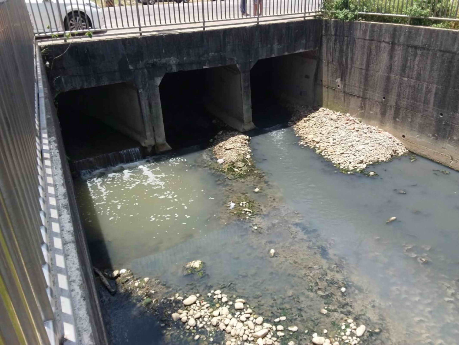 桃園市環保局在「環保共同打擊聯絡平台」通報,新北市鶯歌區隆五路39之1號前的箱涵有乳白色廢水。 圖:新北市環保局提供 桃園市環保局在「環保共同打擊聯絡平台」通報,新北市鶯歌區隆五路39之1號前的箱涵有乳白色廢水。 圖:新北市環保局提供