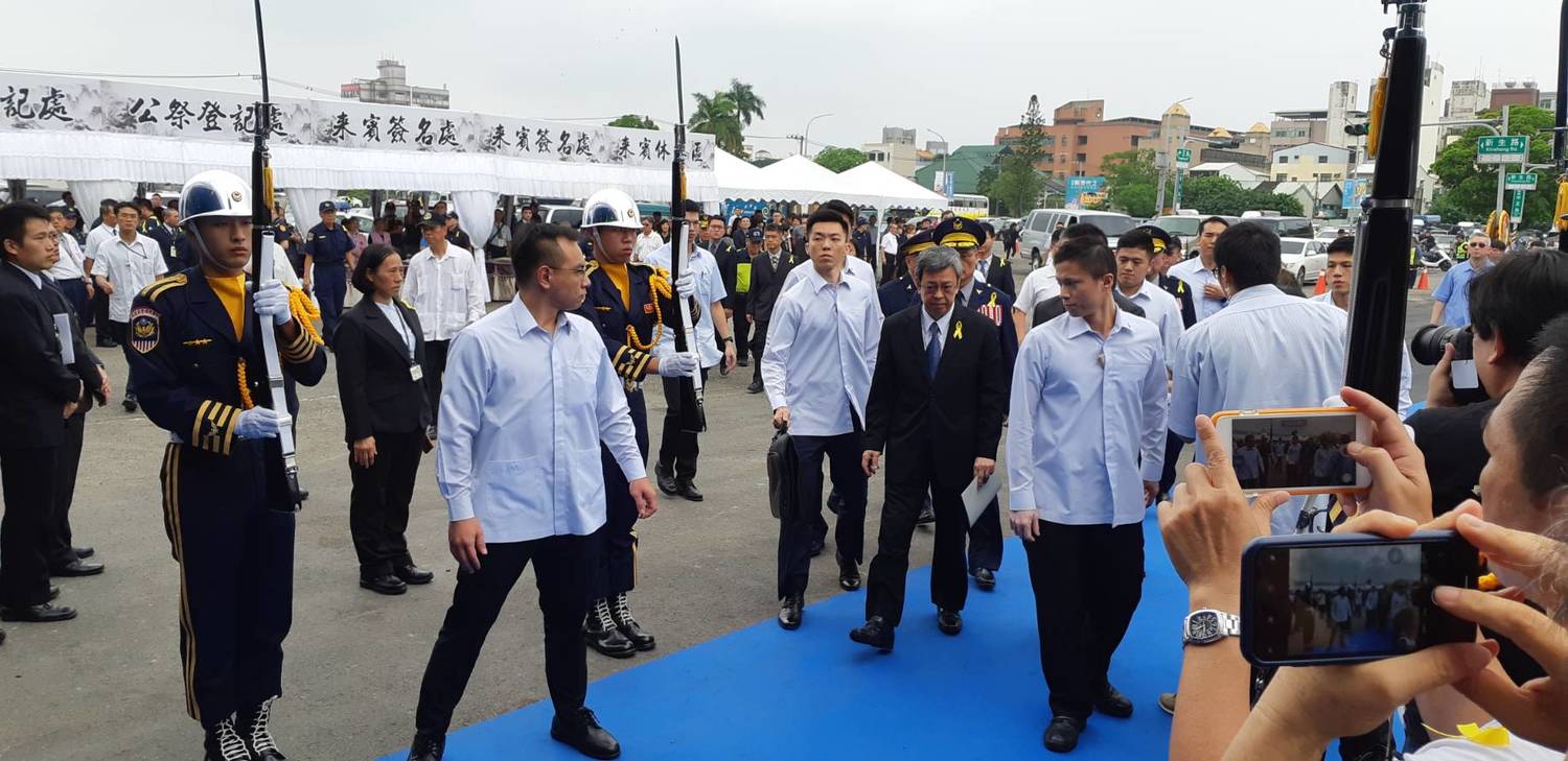 殉職鐵路警察李承翰告別式,副總統陳建仁到場致祭,並頒發褒揚令表彰英勇。 圖:蔡坤龍/攝 殉職鐵路警察李承翰告別式,副總統陳建仁到場致祭,並頒發褒揚令表彰英勇。 圖:蔡坤龍/攝