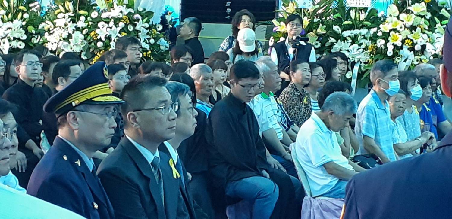 殉職鐵路警察李承翰告別式,副總統陳建仁、內政部長徐國勇、警政署長陳家欽到場致祭;右邊為李承翰的爸爸媽媽和90歲的阿嬤。 圖:蔡坤龍/攝 殉職鐵路警察李承翰告別式,副總統陳建仁、內政部長徐國勇、警政署長陳家欽到場致祭;右邊為李承翰的爸爸媽媽和90歲的阿嬤。 圖:蔡坤龍/攝