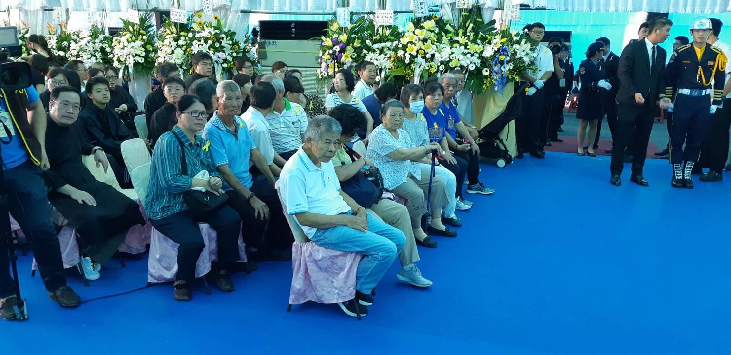 殉職鐵路警察李承翰告別式,李承翰的爸爸媽媽和高齡90歲的阿嬤。 圖:蔡坤龍/攝 殉職鐵路警察李承翰告別式,李承翰的爸爸媽媽和高齡90歲的阿嬤。 圖:蔡坤龍/攝
