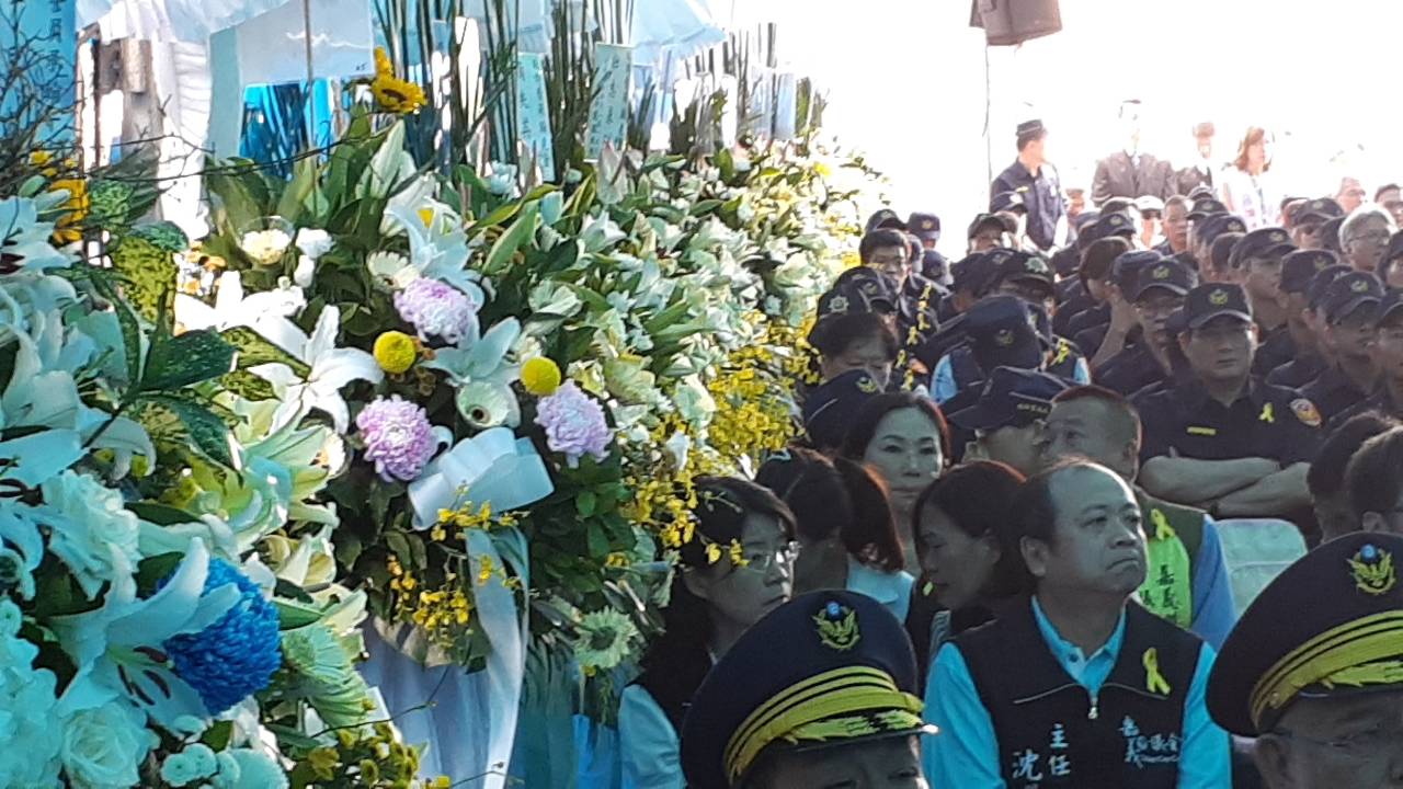 殉職鐵路警察李承翰告別式,高雄市長韓國瑜的夫人李佳芬代表高雄市府也到場致祭。 圖:蔡坤龍/攝 殉職鐵路警察李承翰告別式,高雄市長韓國瑜的夫人李佳芬代表高雄市府也到場致祭。 圖:蔡坤龍/攝