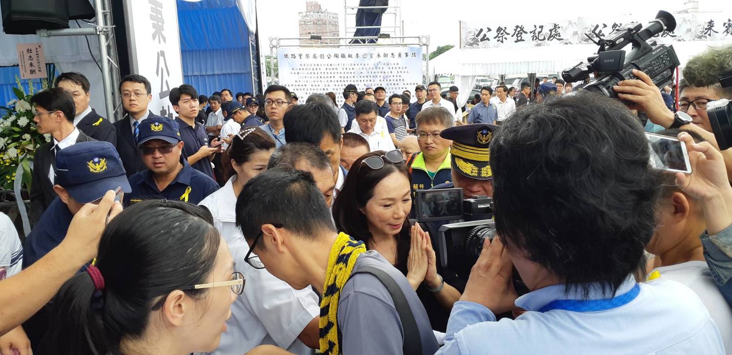 殉職鐵路警察李承翰告別式,高雄市長韓國瑜的夫人李佳芬代表高雄市府到場致祭,離開時雙手合十,不回答記者任何問題。 圖:蔡坤龍/攝 殉職鐵路警察李承翰告別式,高雄市長韓國瑜的夫人李佳芬代表高雄市府到場致祭,離開時雙手合十,不回答記者任何問題。 圖:蔡坤龍/攝