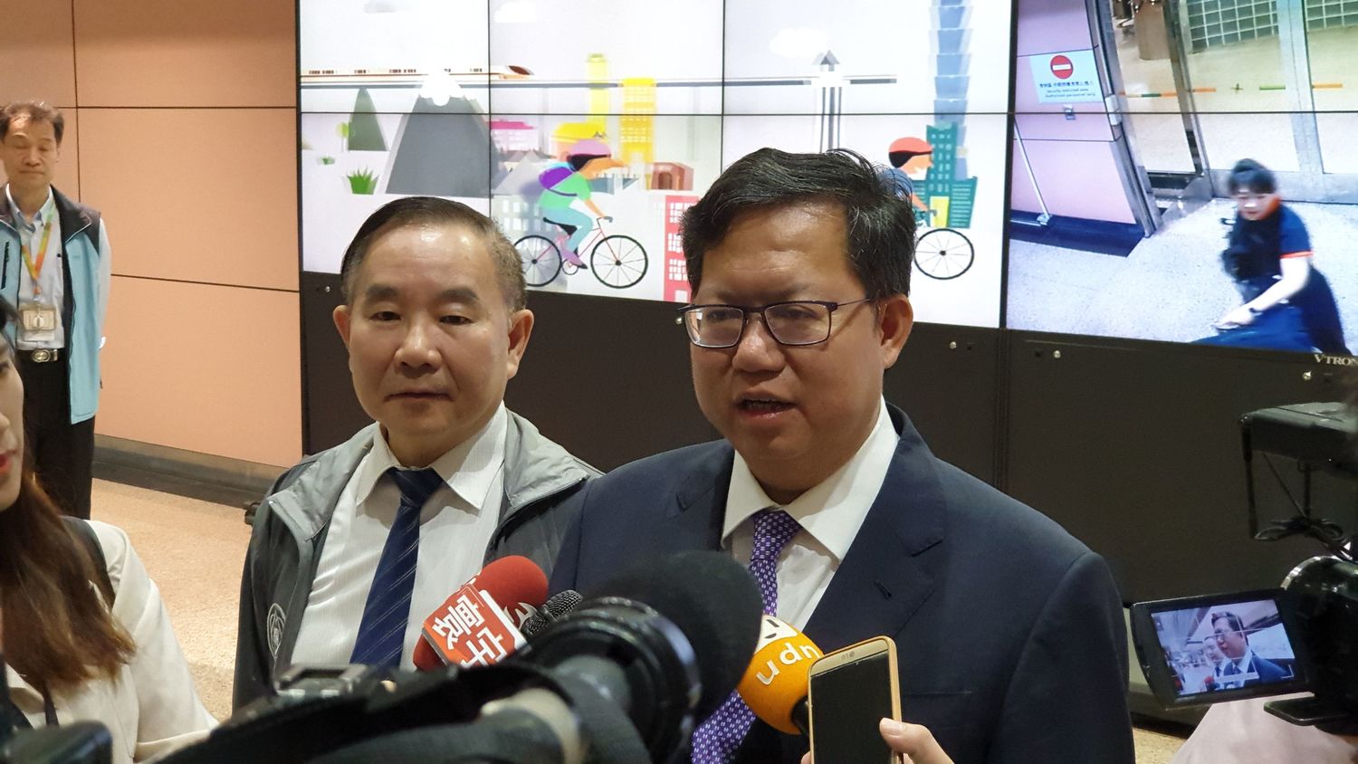 桃園市長鄭文燦出訪美國,今早返抵國門。 圖:林昀真/攝 桃園市長鄭文燦出訪美國,今早返抵國門。 圖:林昀真/攝