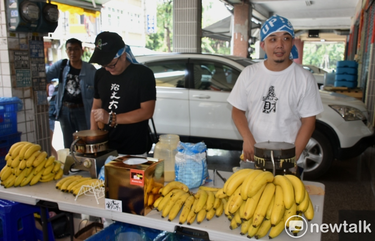 廣德家張老闆(右)親手做煎餅支持罷韓。 圖:孫家銘/攝 廣德家張老闆(右)親手做煎餅支持罷韓。 圖:孫家銘/攝