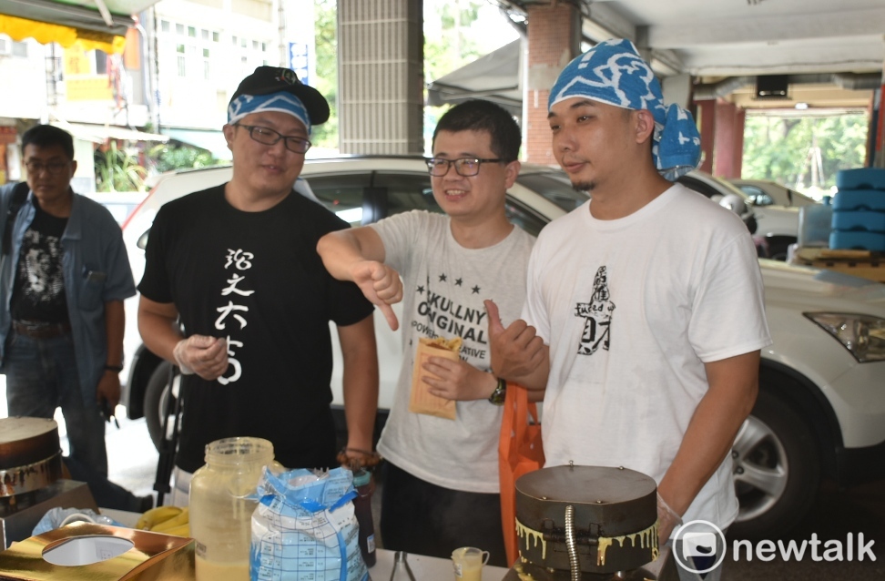 有民眾領完煎餅比出罷韓手勢。 圖:孫家銘/攝 有民眾領完煎餅比出罷韓手勢。 圖:孫家銘/攝
