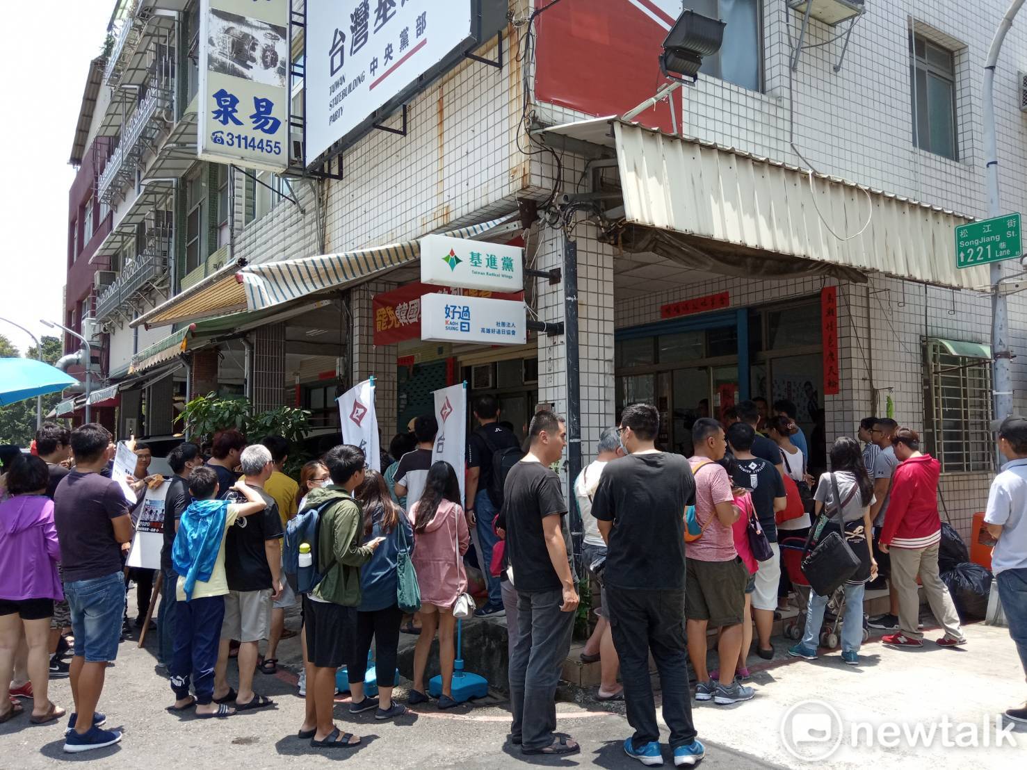 支持罷韓民眾大排長龍領取免費煎餅。 圖:孫家銘/攝 支持罷韓民眾大排長龍領取免費煎餅。 圖:孫家銘/攝
