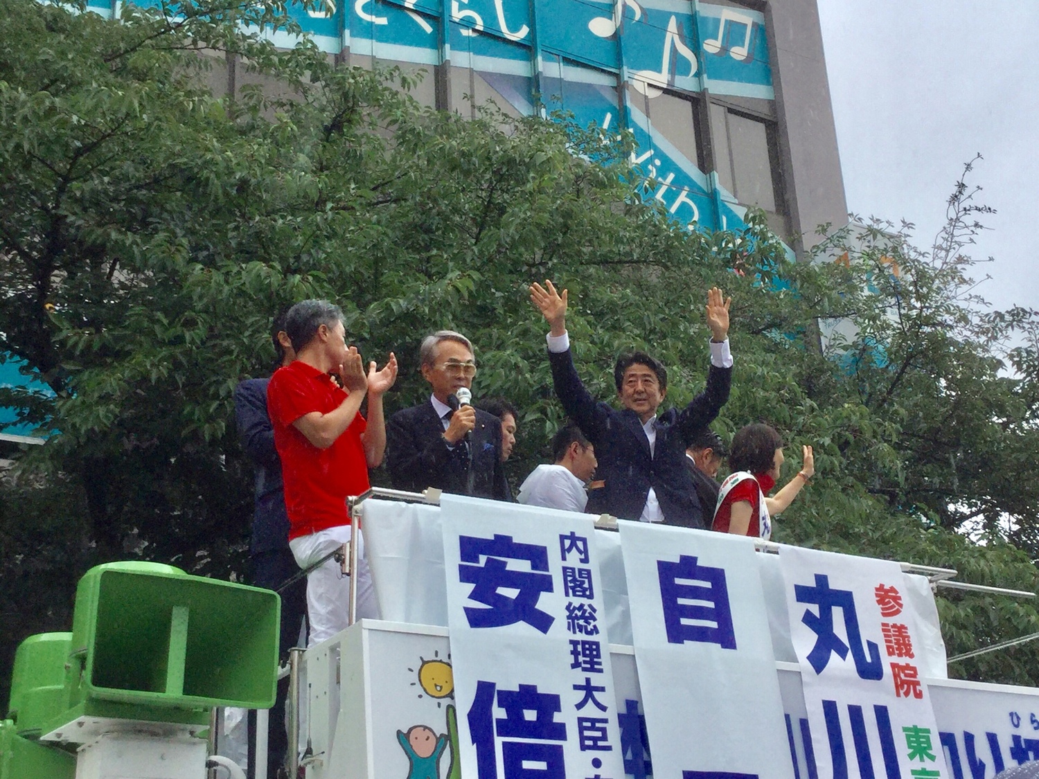 自民黨搞冷選舉,超低投票率,安倍等待大勝後修憲。圖:劉黎兒/攝 自民黨搞冷選舉,超低投票率,安倍等待大勝後修憲。圖:劉黎兒/攝