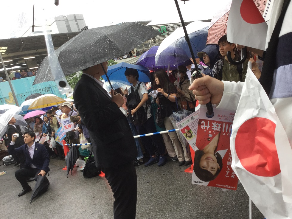 安倍街頭演講地點時間不公開，怕有人鬧事，只有候選人的後援會才知道，因此內容都是讓同溫層爽的話，層次越來越低。圖：劉黎兒／攝