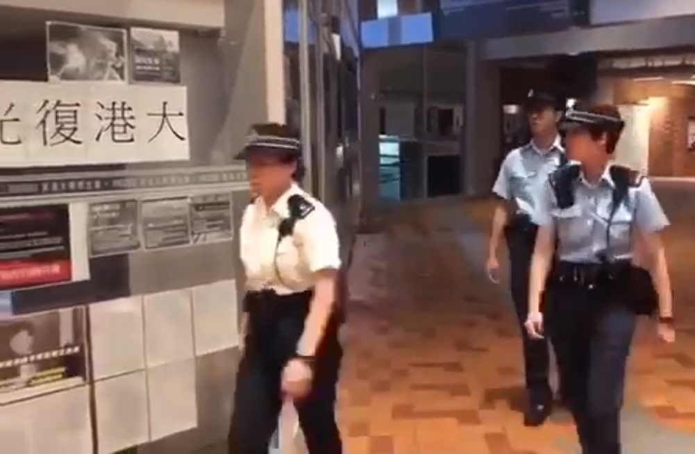 香港大學今(17)日凌晨傳出有3名警員進入校園,並且在學生會大樓外徘徊。 圖:翻攝自香港大學反送中關注組臉書 香港大學今(17)日凌晨傳出有3名警員進入校園,並且在學生會大樓外徘徊。 圖:翻攝自香港大學反送中關注組臉書
