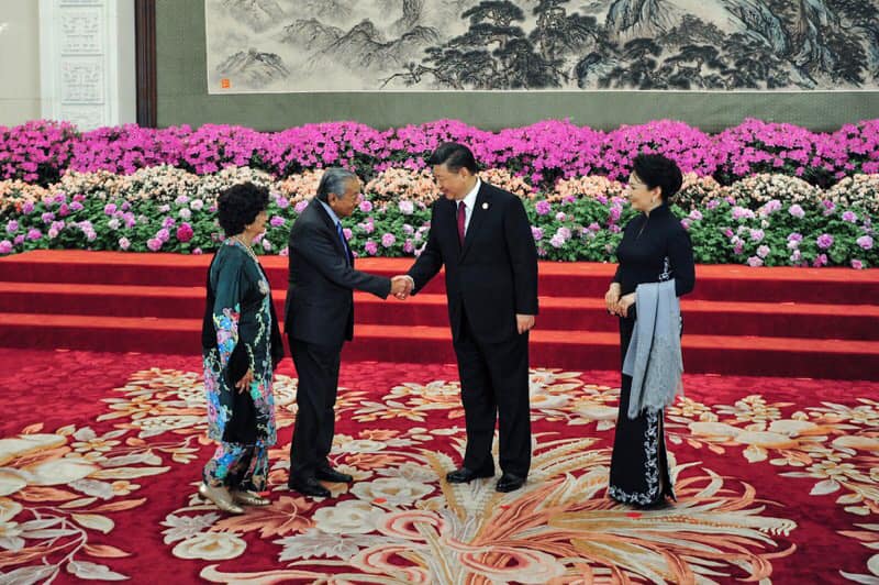 馬來西亞首相馬哈迪(左二)今年4月才與中國國家主席習近平(右二)會面,對中國態度不亢不卑。 圖:翻攝自馬哈迪臉書 馬來西亞首相馬哈迪(左二)今年4月才與中國國家主席習近平(右二)會面,對中國態度不亢不卑。 圖:翻攝自馬哈迪臉書