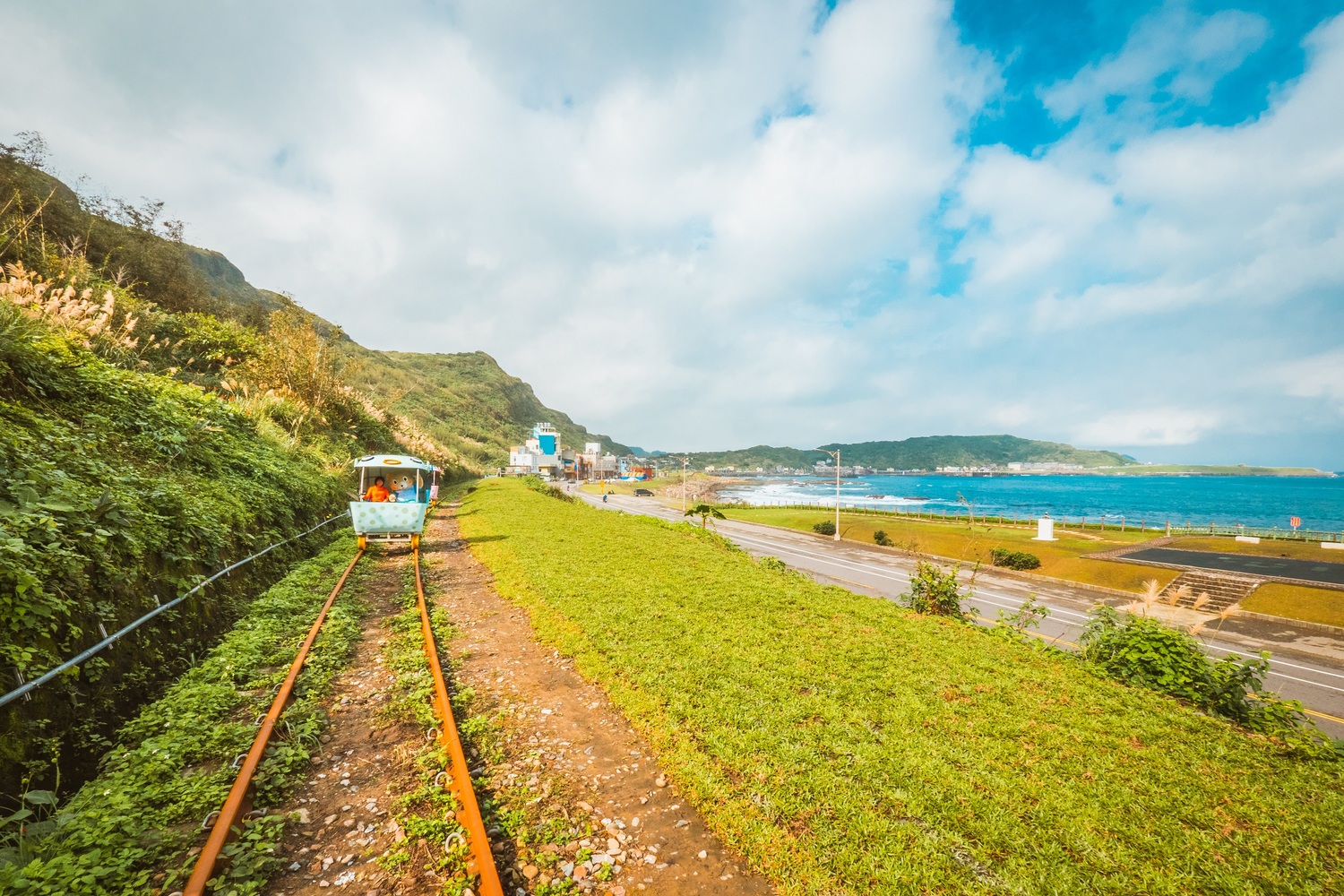 「深澳鐵道自行車」沿著海岸線騎車、飽瞰山海美景。 圖:新北市政府觀光旅遊局/提供 「深澳鐵道自行車」沿著海岸線騎車、飽瞰山海美景。 圖:新北市政府觀光旅遊局/提供