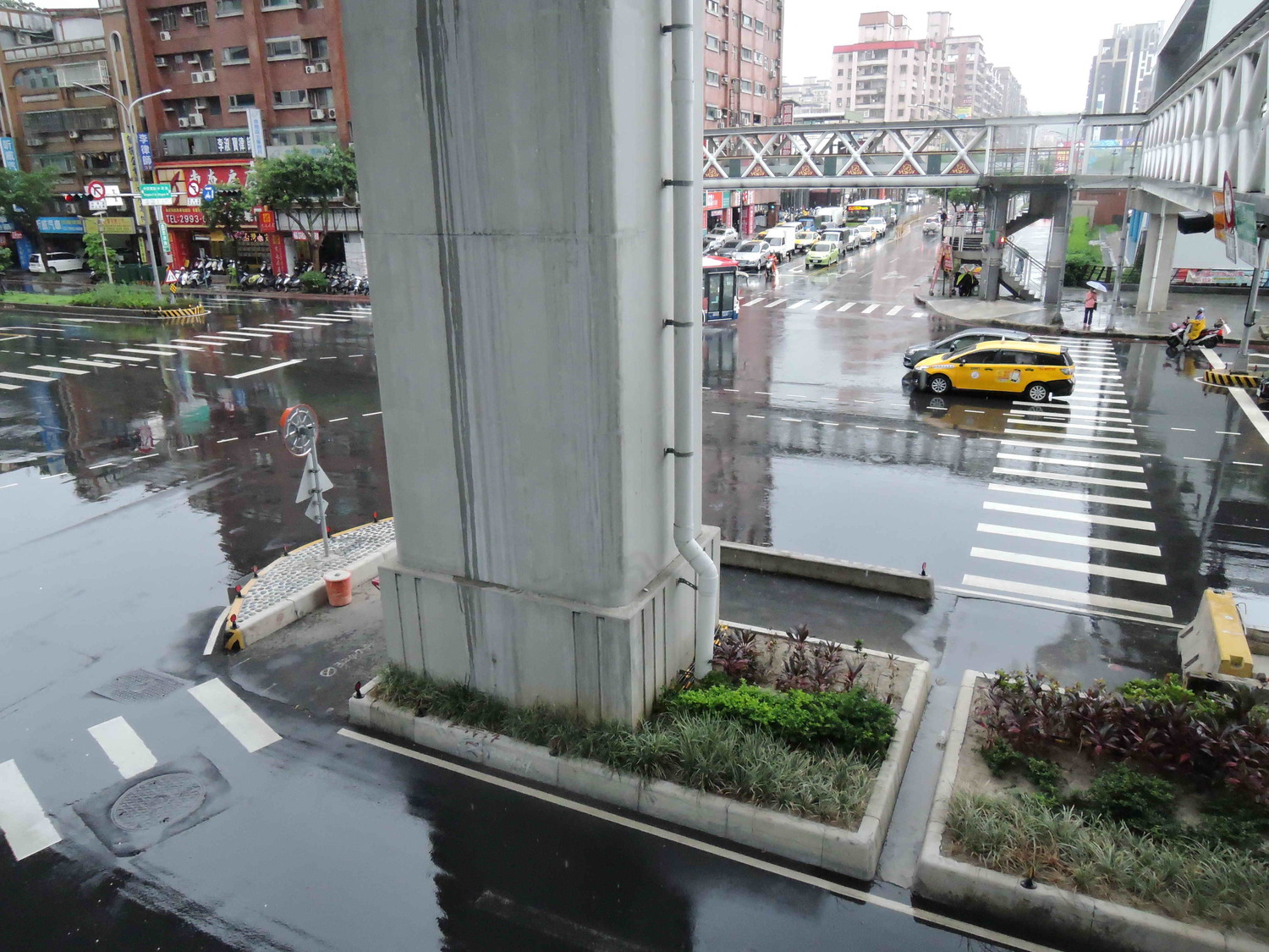 新莊區頭前路、中原東路口新劃設的行人穿越道未後縮,「正沖」人行道上的花圃。 圖:新北市交通局提供 新莊區頭前路、中原東路口新劃設的行人穿越道未後縮,「正沖」人行道上的花圃。 圖:新北市交通局提供
